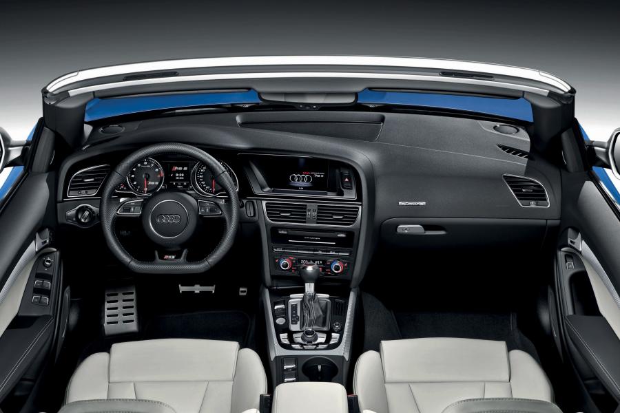 Торпедо Audi RS5 Cabriolet 2012 года  (WW) (фото 41 из 98)